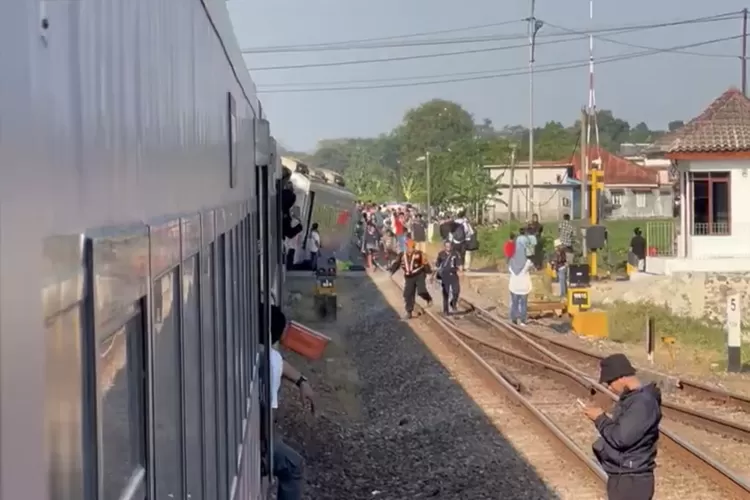 bikin-panik,-11-kereta-api-ini-tertahan-imbas-argo-bromo-anggrek-anjlok-di-subang