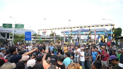 4-hari-terjebak,-uang-habis,-sopir-truk-ngamuk-blokade-pelabuhan-ketapang!