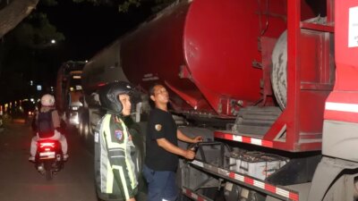 polresta-banyuwangi-gerak-cepat-atasi-kemacetan-akibat-truk-mogok-di-jalur-menuju-pelabuhan-ketapang