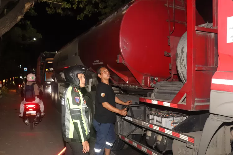 polresta-banyuwangi-gerak-cepat-atasi-kemacetan-akibat-truk-mogok-di-jalur-menuju-pelabuhan-ketapang