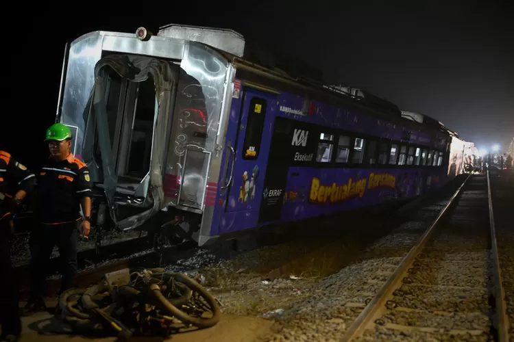 total-31-kereta-api-batal-jalan,-gara-gara-ka-argo-bromo-anggrek-anjlok-di-pegadenbaru-subang