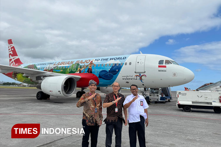 ada-livery-ikonik-labuan-bajo-di-tubuh-pesawat-airasia,-bpolbf-:-ini-bentuk-kolaborasi-strategis-promosi-pariwisata-labuan-bajo-–-times-banyuwangi