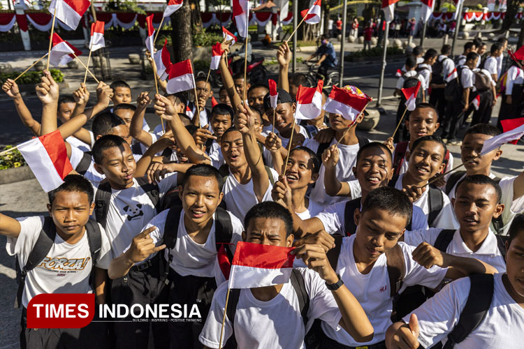 bakesbangpol-dan-ormas-bagikan-1500-bendera-merah-putih-di-titik-nol-yogyakarta-–-times-banyuwangi
