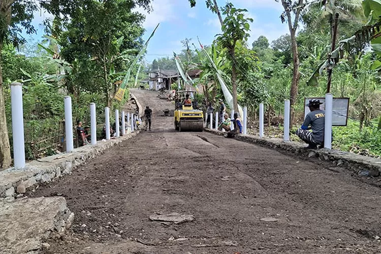 warga-siliragung-lega,-pembangunan-jembatan-penghubung-desa-yang-diprakarsai-tni-sudah-hampir-tuntas