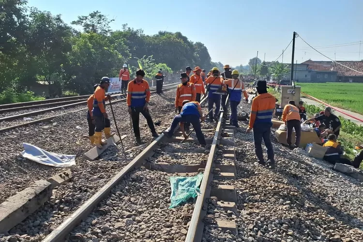 jalur-ka-lumpuh-dampak-anjloknya-argo-bromo-anggrek-di-pegadenbaru-subang,-ini-daftar-kereta-api-yang-dibatalkan