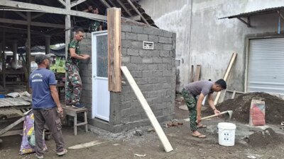 tambah-fasum,-satgas-tmmd-bangun-fasilitas-mck-di-pasar-tradisional-siliragung