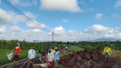 satgas-tmmd-bersama-warga-kebut-pembangunan-saluran-irigasi,-progres-pengerjaan-mencapai-50-persen!