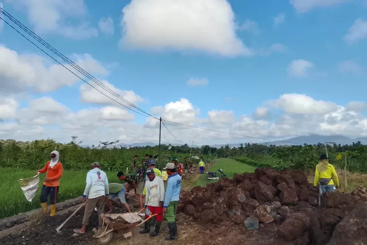 satgas-tmmd-bersama-warga-kebut-pembangunan-saluran-irigasi,-progres-pengerjaan-mencapai-50-persen!