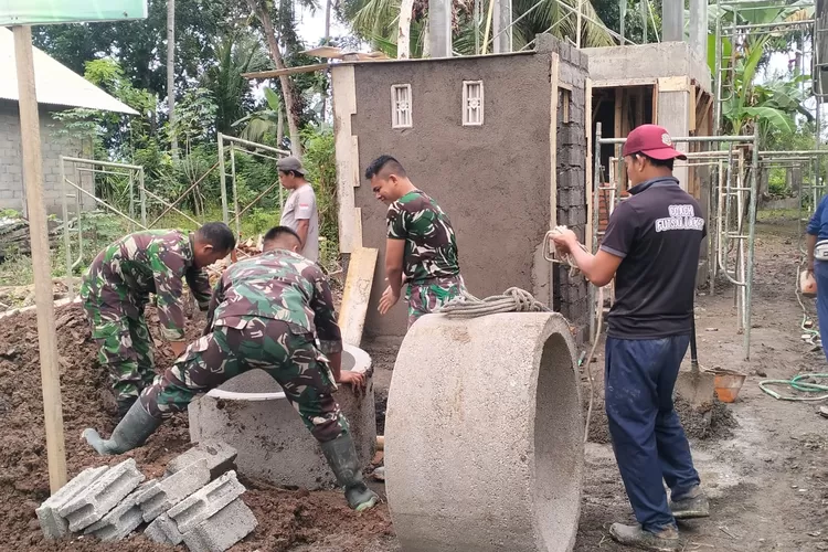kebut-pembangunan-mck,-babinsa-dan-satgas-tmmd-di-siliragung-kerahkan-tenaga-penuh