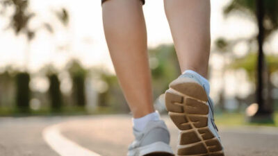 manfaat-luar-biasa-retro-walking:-baik-untuk-otot,-keseimbangan,-dan-otak-–-times-banyuwangi