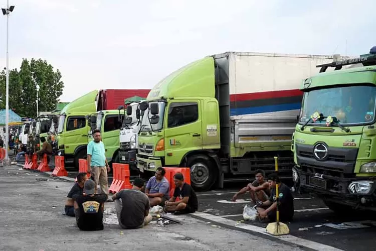 antrean-ketapang-bikin-emosi,-kapolresta-banyuwangi-punya-jurus-pemilah-truk!-apa-itu?
