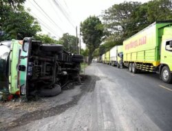 Niat Potong Jalur Macet, Truk Truk Pengangkut Bata Ringan Ini Malah Terguling!
