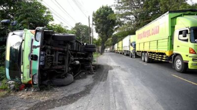 niat-potong-jalur-macet,-truk-truk-pengangkut-bata-ringan-ini-malah-terguling!