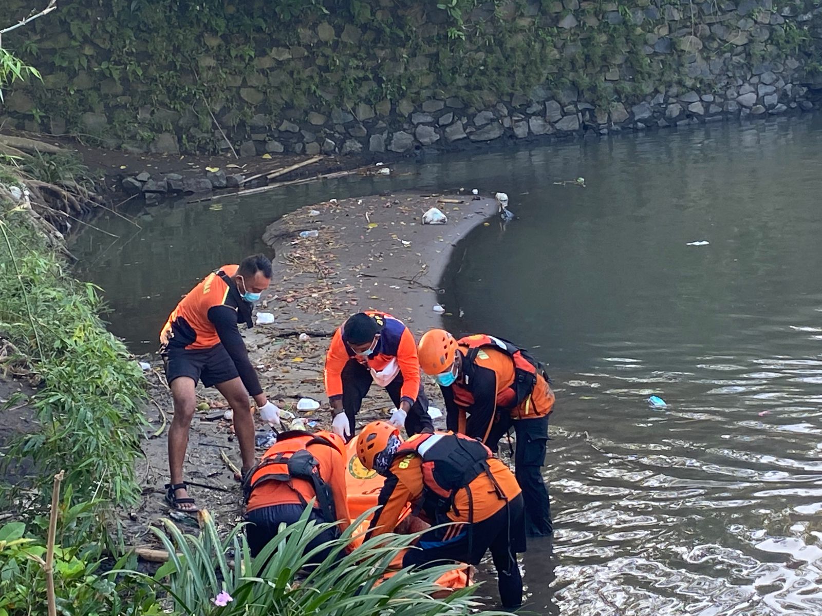 seorang-nenek-ditemukan-tewas-tenggelam-di-sungai-setail-banyuwangi,-diduga-korban-hilang-sejak-31-juli