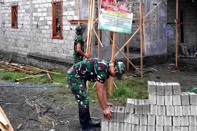 tni-tancap-gas!-satgas-tmmd-kodim-0825-banyuwangi-kebut-rutilahu-ibu-evi,-rumah-nyaris-rampung!-–-radar-banyuwangi