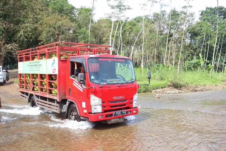 jembatan-darurat-sungailembu-belum-rampung,-mobil-dan-logistik-terpaksa-seberangi-sungai