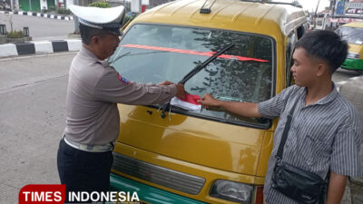 satlantas-polres-majalengka-pasang-bendera-merah-putih-di-berbagai-kendaraan-umum-–-times-banyuwangi