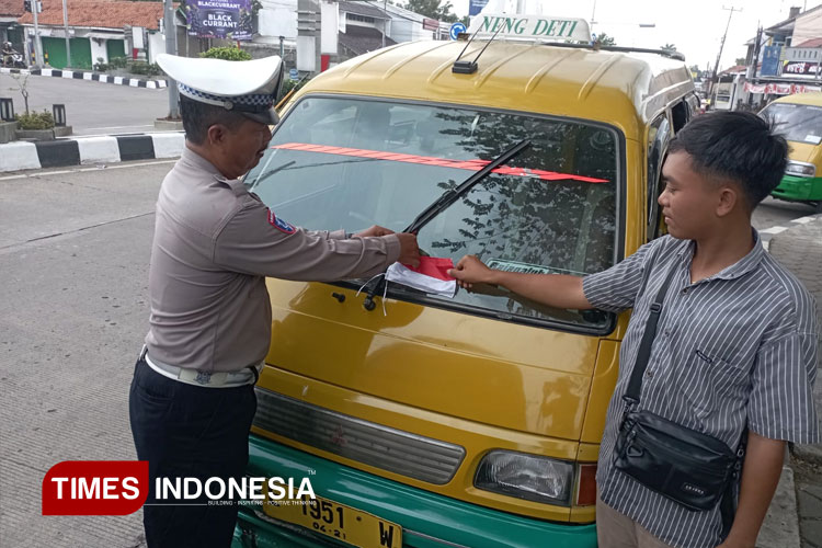 satlantas-polres-majalengka-pasang-bendera-merah-putih-di-berbagai-kendaraan-umum-–-times-banyuwangi