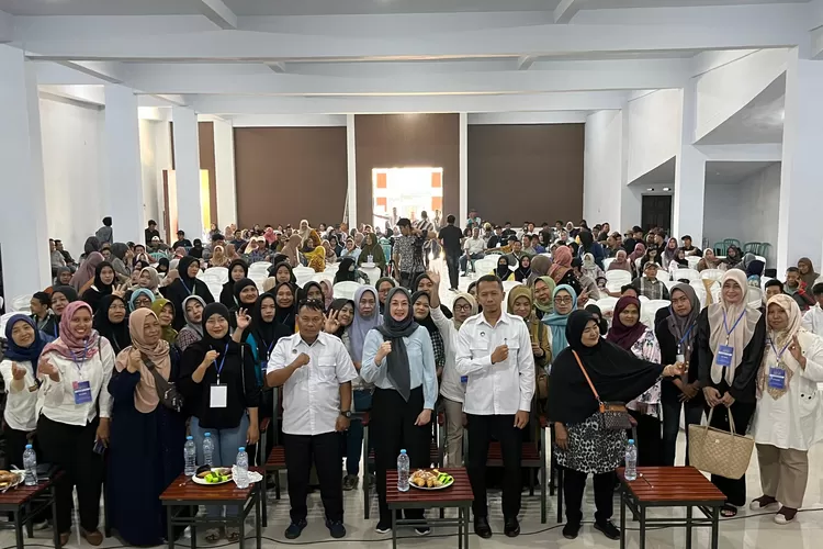 komisi-vii-dpr-ri-luncurkan-program-makan-bergizi-gratis-di-genteng-banyuwangi,-tekan-stunting-dan-gerakkan-ekonomi-lokal