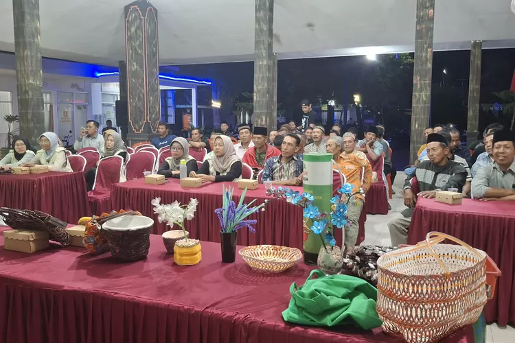 tak-hanya-bangun-jalan,-satgas-tmmd-125-kodim-0825-banyuwangi-edukasi-warga-kelola-sampah-jadi-cuan!