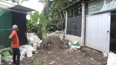 usai-diprotes-warga,-tabungan-sampah-di-setail-genteng-dibersihkan