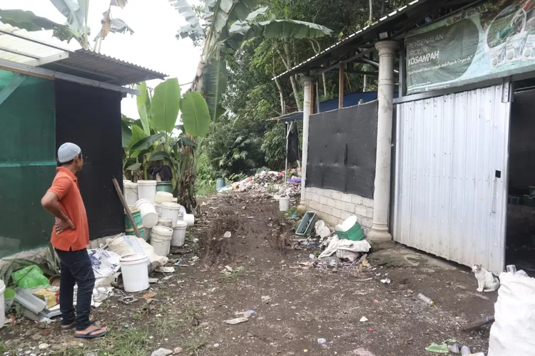 usai-diprotes-warga,-tabungan-sampah-di-setail-genteng-dibersihkan