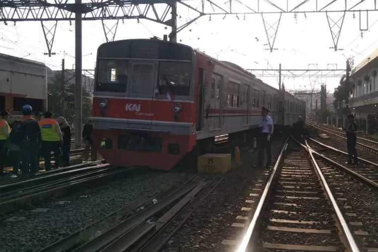 breaking!-insiden-krl-anjlok-di-stasiun-jakarta-kota-bikin-ka-jarak-jauh-kena-imbas,-ini-penjelasan-kai