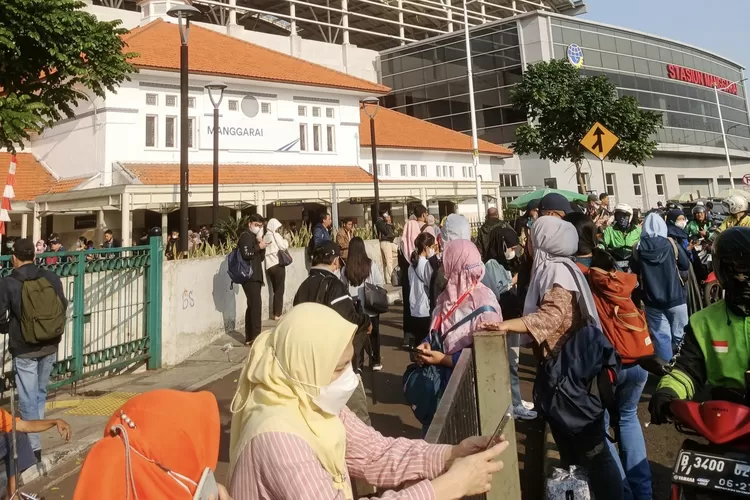 krl-anjlok-di-jakarta-kota,-ini-rekayasa-rute-kai-commuter-yang-wajib-kamu-tahu