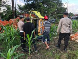 Kecelakaan Tabrak Belakang di Jalan Raya Kabat, Satu Pengendara Motor Luka dan Dilarikan ke RS Fatimah