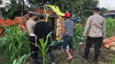 kecelakaan-tabrak-belakang-di-jalan-raya-kabat,-satu-pengendara-motor-luka-dan-dilarikan-ke-rs-fatimah