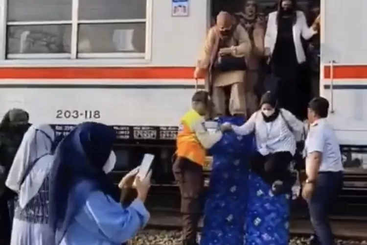 evakuasi-cepat,-kai-ungkap-kronologi-krl-anjlok-di-jakarta-kota