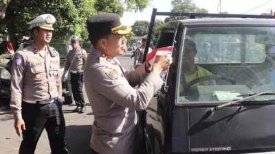 polresta-banyuwangi-ajak-masyarakat-kibarkan-merah-putih-jelang-hut-ri-ke-80