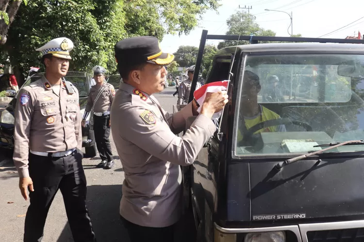 polresta-banyuwangi-ajak-masyarakat-kibarkan-merah-putih-jelang-hut-ri-ke-80