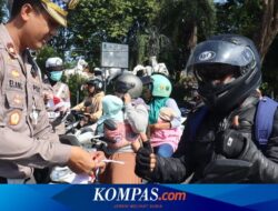Bagi-bagi Bendera Sambut Kemerdekaan, Polisi Dapat 2 Jempol