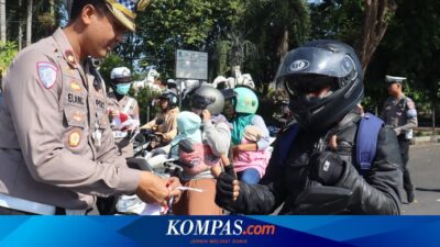 bagi-bagi-bendera-sambut-kemerdekaan,-polisi-dapat-2-jempol