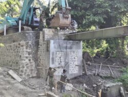 Pembangunan Jembatan TMMD Memasuki Tahap Krusial! Satgas Mulai Pasang Rangka Besi Penghubung Pondasi