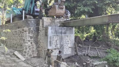 pembangunan-jembatan-tmmd-memasuki-tahap-krusial!-satgas-mulai-pasang-rangka-besi-penghubung-pondasi
