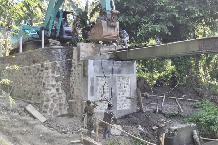 pembangunan-jembatan-tmmd-memasuki-tahap-krusial!-satgas-mulai-pasang-rangka-besi-penghubung-pondasi