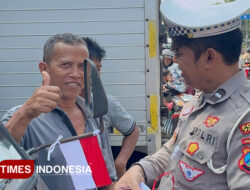 Bagi Bendera ke Pengendara, Cara Polres Pacitan Pupuk Nasionalisme Jelang HUT ke-80 RI – TIMES Banyuwangi