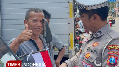 bagi-bendera-ke-pengendara,-cara-polres-pacitan-pupuk-nasionalisme-jelang-hut-ke-80-ri-–-times-banyuwangi
