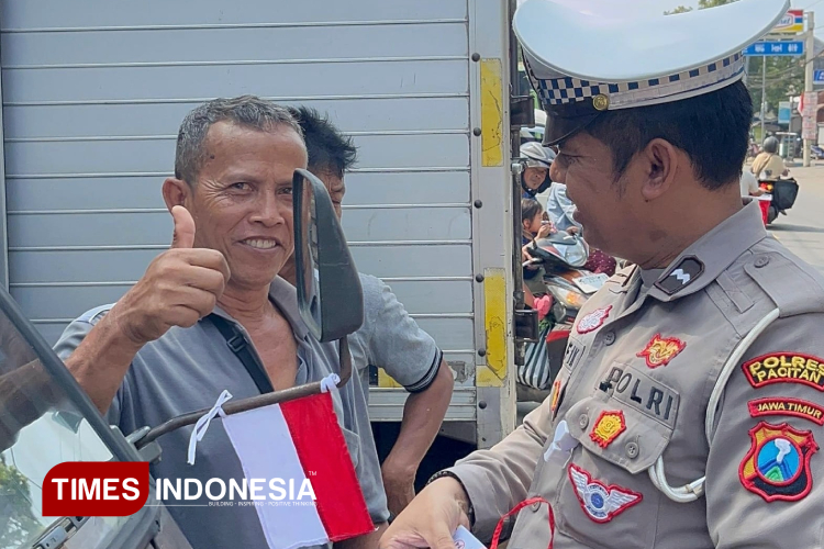 bagi-bendera-ke-pengendara,-cara-polres-pacitan-pupuk-nasionalisme-jelang-hut-ke-80-ri-–-times-banyuwangi