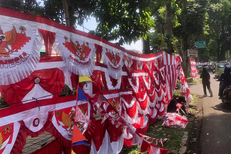 merah-putih-sepi-peminat,-warga-bogor-malah-cari-bendera-one-piece