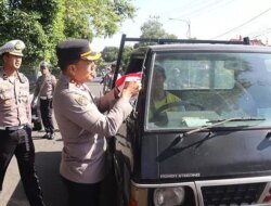 Kapolresta dan Jajaran Bagi-Bagi Bendera! Suasana Patriotik Warnai Simpang Karangente Banyuwangi