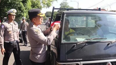 kapolresta-dan-jajaran-bagi-bagi-bendera!-suasana-patriotik-warnai-simpang-karangente-banyuwangi
