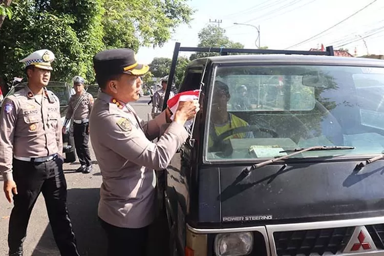 kapolresta-dan-jajaran-bagi-bagi-bendera!-suasana-patriotik-warnai-simpang-karangente-banyuwangi