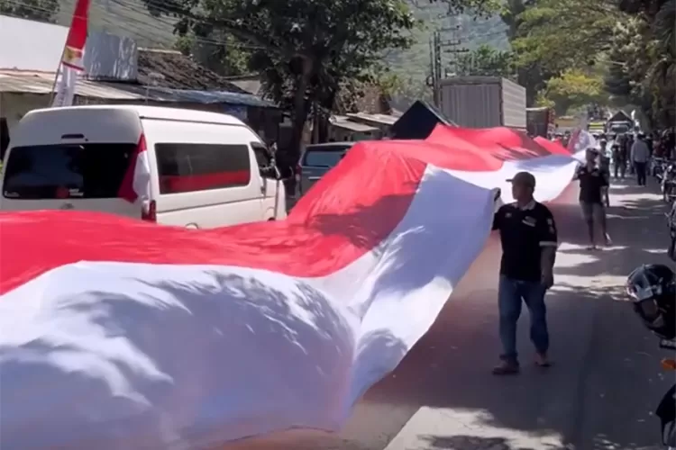 bukan-bendera-one-piece,-tapi-merah-putih-500-meter!-sopir-truk-kepung-pelabuhan-ketapang-gegara-macet-parah
