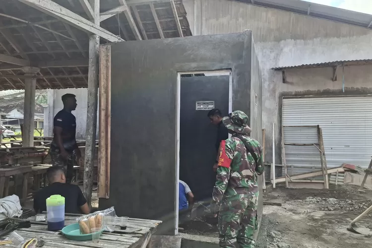 bukan-cuma-jalan-dan-jembatan!-tni-bangun-mck-di-siliragung,-warga-tak-sabar-ingin-segera-pakai