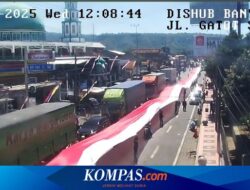 Demo Pelabuhan Ketapang, Sopir Bentangkan Kain Merah Putih 500 Meter