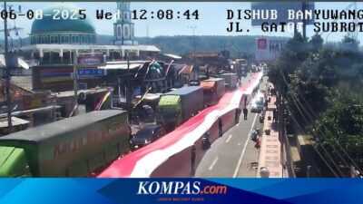 demo-pelabuhan-ketapang,-sopir-bentangkan-kain-merah-putih-500-meter