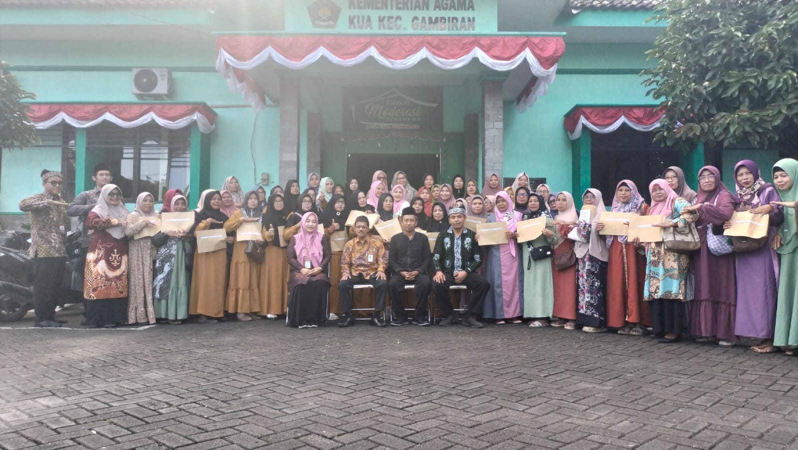 penyerahan-skt-kepada-71-majelis-taklim-di-gambiran:-strategi-penguatan-kelembagaan-keagamaan-berbasis-regulasi